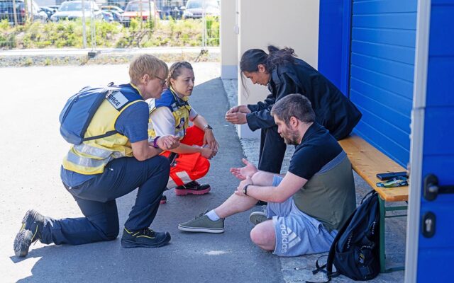 PSNV-Betreuer betreuen im Rahmen einer Übung Darsteller, die Beteiligte an einem Busunfall darstellen.