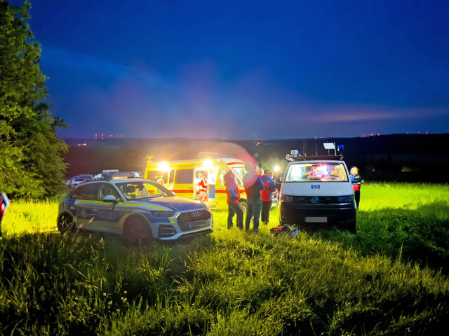 Einsatzleitung von BRK und Bergwacht koordinieren den Sucheinsatz.