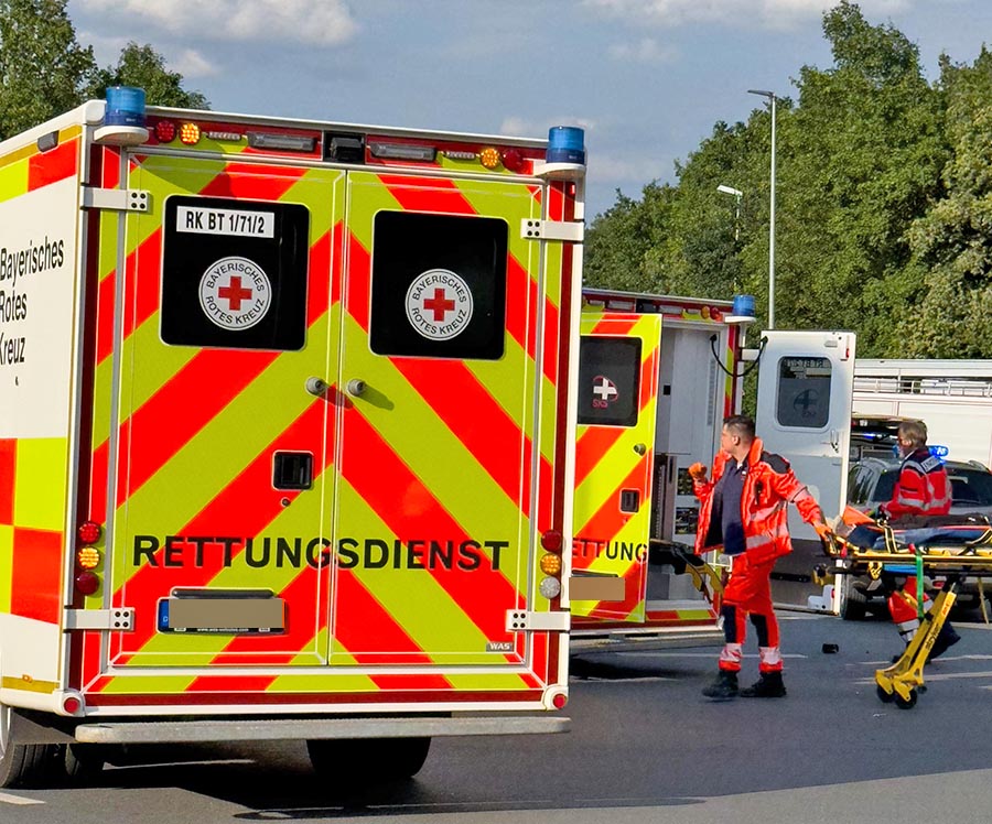 Das Bild zeigt 2 Rettungswagen am Einsatzort.