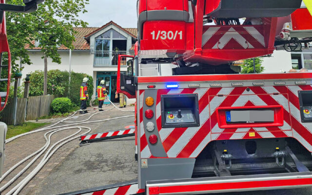 Einsatzkräte der Feuerwehr am Einsatzort.