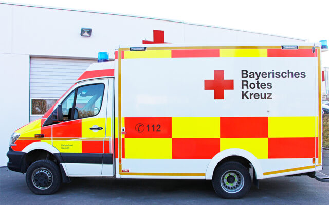 Das Bild zeigt einen Rettungstransportwagen des Bayerischen Roten Kreuzes Kreisverband Bayreuth. (Symbolbild)