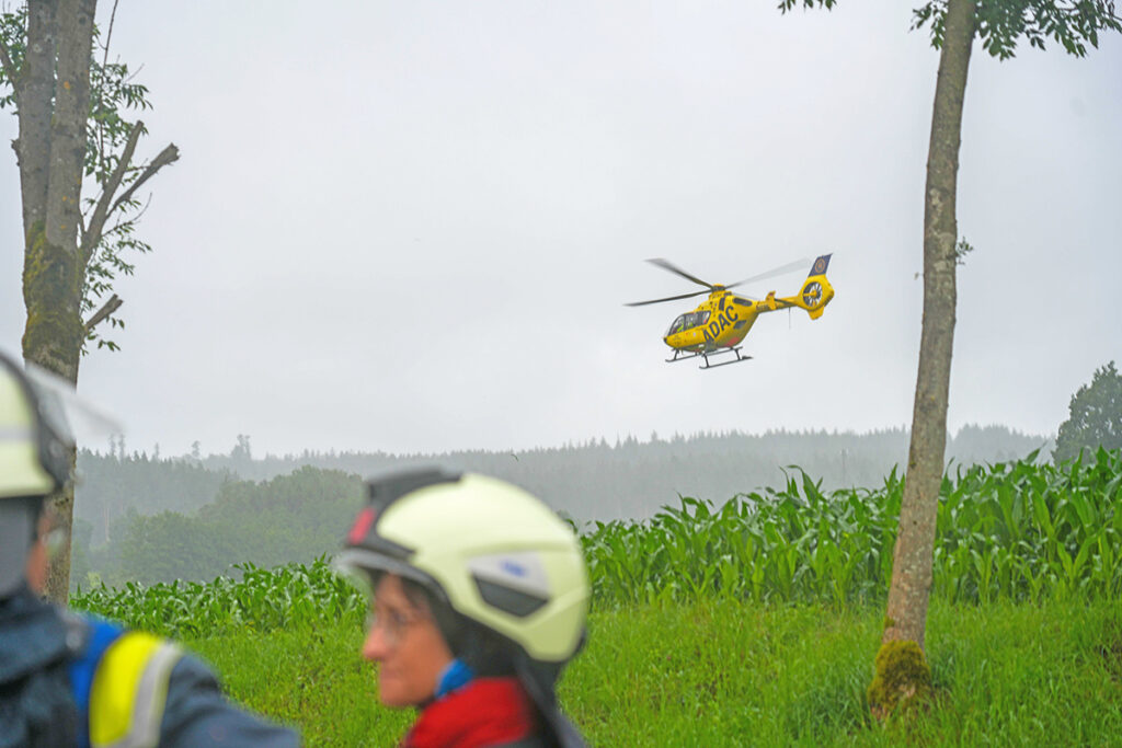 Rettungshubschrauber im Anflug an Einsatzstelle