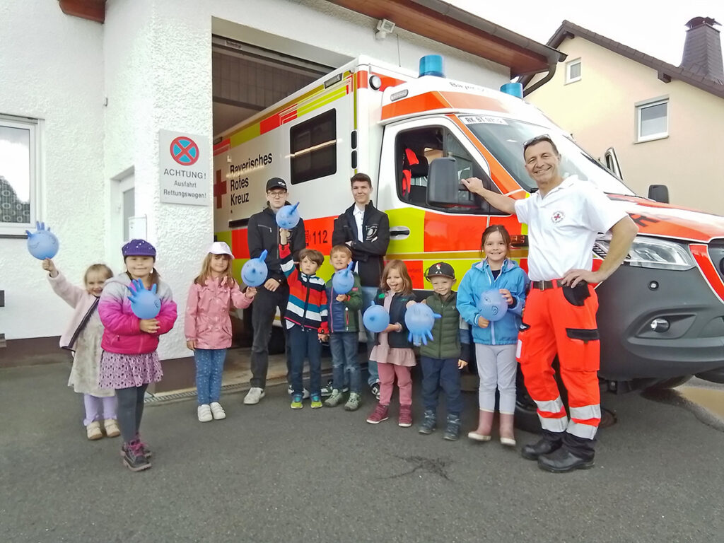 KIndergartenkinder an der Rettungswache Fichtelberg.