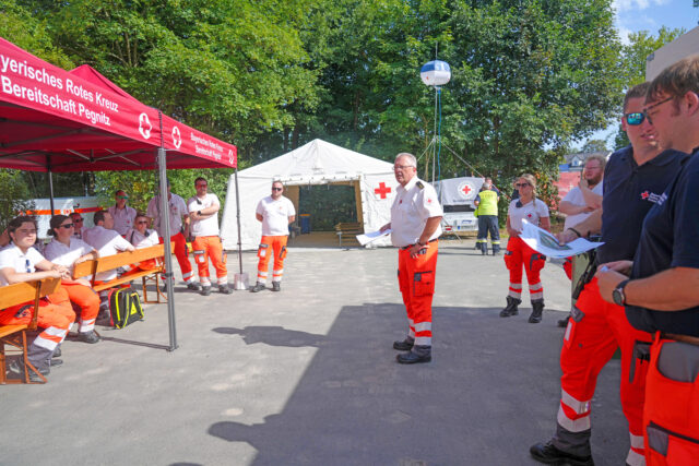 Foto Briefing ehrenamtliche EInsatzkräfte BRK-Radltour Pegnitz.