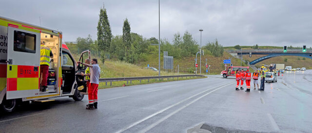 Das Bild zeigt Einsatzkräfte des BRK-Rettungsdienstes Bayreuth an der Unfallstelle.