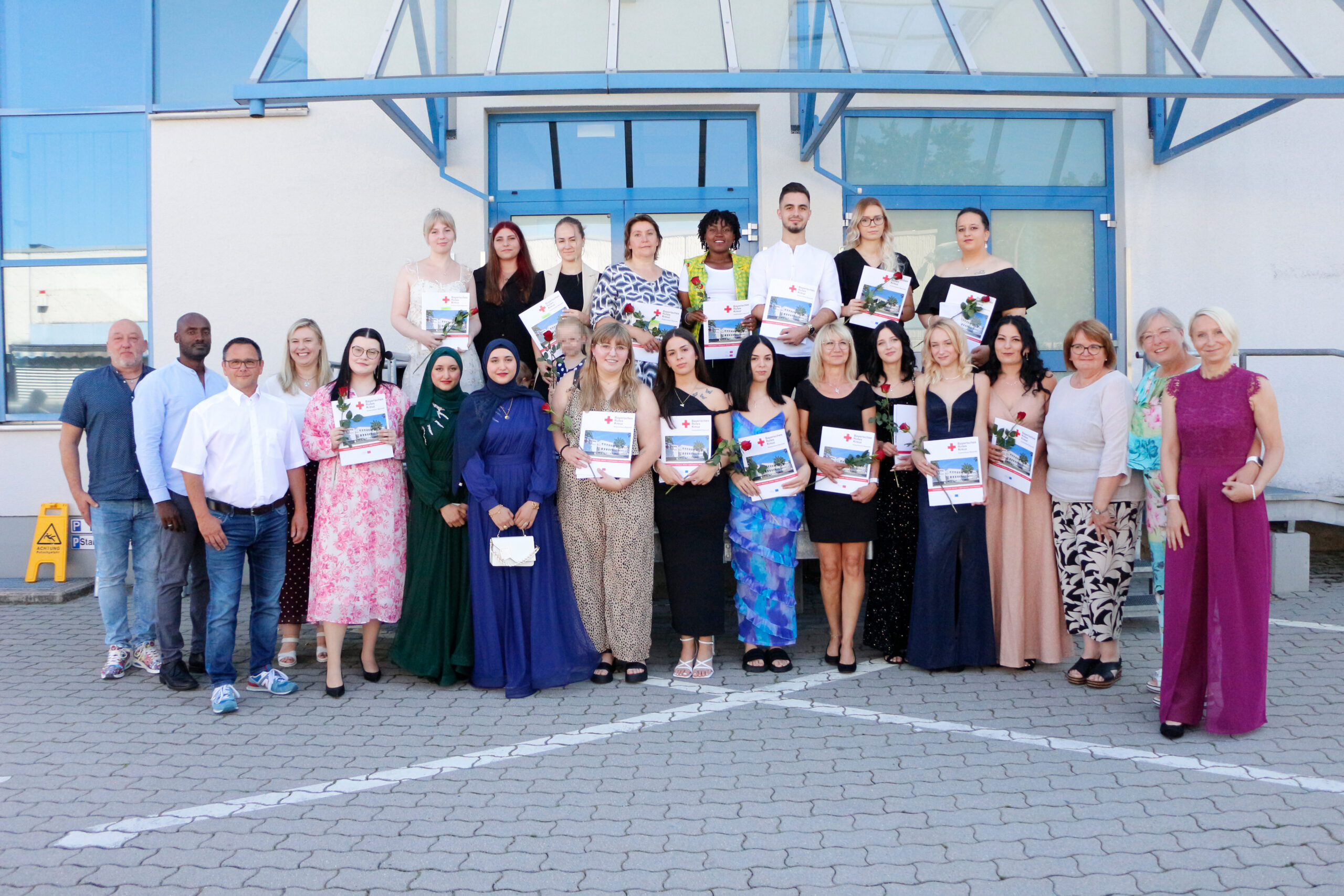 Gruppenfoto der Absolventinnen und Absolventen der BRK Schulen Pflege Jahrgang 2024 mit ihren Lehrkräften