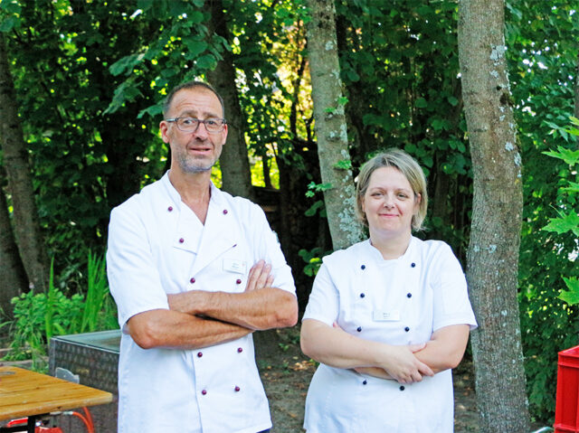 Das Bild zeigt Chefkoch Oliver Weigelt mit seinem Küchenteam beim Sommerfest des BRK-Ruhesitzes.