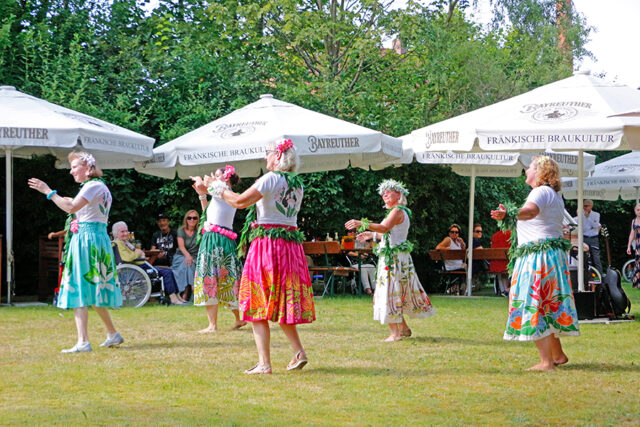 Hula-Tänzer der Tanzgruppe "Lau Hala" beim Showtanz vor den Bewohnerinnen und Bewohner des BRK-Ruhesitzes.