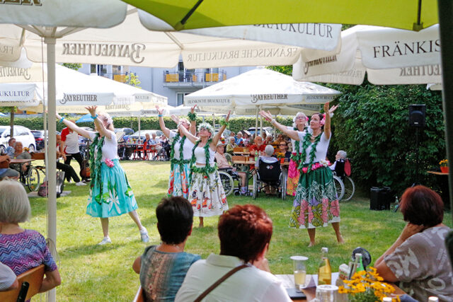 Hula-Tänzer der Tanzgruppe "Lau Hala" beim Showtanz vor den Bewohnerinnen und Bewohner des BRK-Ruhesitzes.