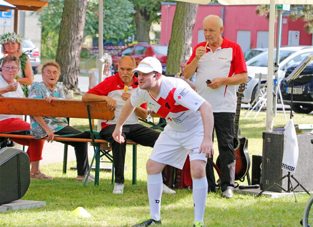 Bild zeigt Karl Roth bei der Aufführung ihres Sketches "Die Abseitsregelung" in Fussball-Kleidung