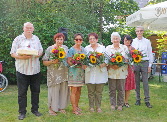 Das Bild zeigt die Kolleginnen und Kollegen, die zum Eintritt ihres Ruhestandes für ihr Engagement und ihre Leistung ausgezeichnet wurden, V.l.n.r.: Jürgen Schiller, Helena Grasser, Gabriele Hagen, Christine Schulze, Heidi Hayen und Barbara Nützel. Mit im Bild Richard Knorr - Abteilungsleiter Stationäre Senioreneinrichtungen des BRK-Kreisverbandes Bayreuth.