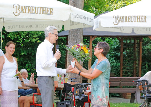 Im Bild Richard Knorr - Abteilungsleiter des BRK-Kreisverbandes Bayreuth für Stationäre Senioreneinrichtungen - überreicht Gabrielle Hagen Blumen zu ihrem Eintritt in den Ruhestand.