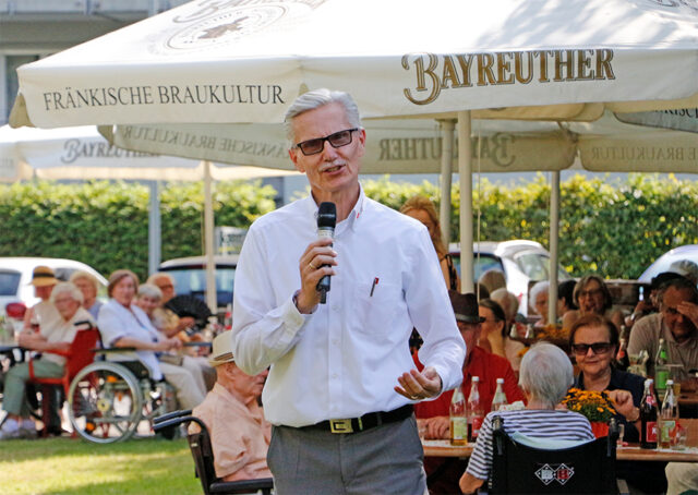 Im Bild Richard Knorr - Abteilungsleiter des BRK-Kreisverbandes Bayreuth für Stationäre Senioreneinrichtungen - beim begrüßen der Gäste.