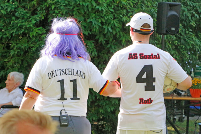 Bild zeigt Maria Streis und Karl Roth mit ihrem Sketch "Die Abseitsregelung" in Fussball-Kleidung.