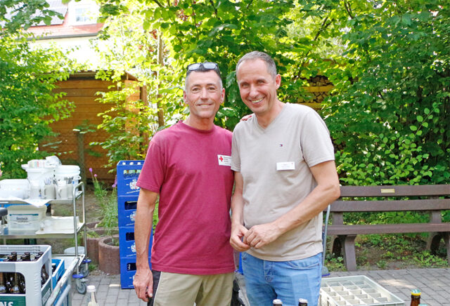 Das Bild zeigt Stefan Freiberger und Nico Henschke - Mitarbeteinde der Haustechnilk des BRK-Ruhesitzes.