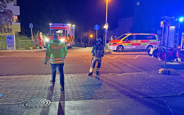 Einsatzkräfte der Feuerwehr und des BRK-Rettungsdienstes am Einsatzort. Das Bild zeigt einen Rettungswagen und einen Notarzteinsatzfahrzeug des BRKs sowie Rettungskräfte.