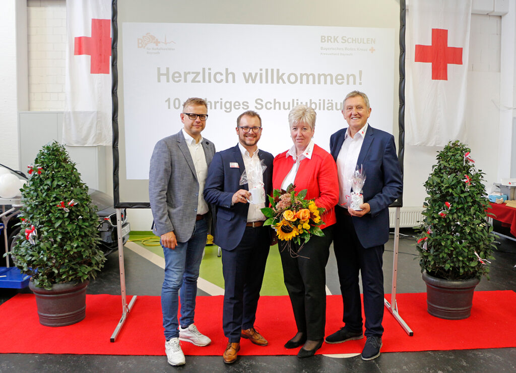 Markus Ruckdeschel (Kreisgeschäftsführer BRK-Kreisverband Bayreuth), Matthias Buley (Schulleiter der BRK-Berufsfachschule für Notfallsanitäter in Bayreuth), Angelika Schorer (Präsidentin des Bayerischen Roten Kreuzes) und Altlandrat Hermann Hübner (stv. Vorsitzender des BRK-Kreisverbandes Bayreuth) bei der Feierlichkeit 10 Jahre Notfallsanitäterausbildung in Bayreuth.