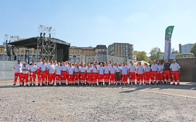 Gruppenfoto der eingestzen ehrenamtlichen Helferinnen und Helfer des BRK- Kreisvebrandes Bayreuth zur Absicherung des Paul Kalkbrenner-Open-Air-Konzertes in Bayreuth