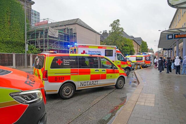 Rettungskräfte am Einsatzort am Bayreuther Zentralen Omnibus-Bahnhof.