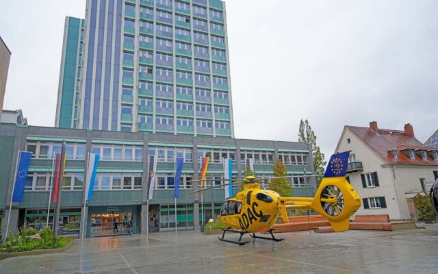 ADAc-Luftrettungs-Hubschrauber Christoph 20 (20) vor dem Bayreuther Rathaus in Bayreuths Innenstadt.