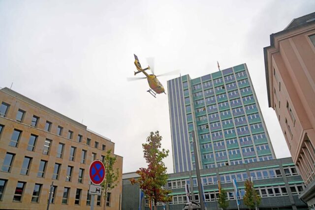 Der in Bayreuth stationierte ADAC-Luftrettungs-Hubschrauber Christoph 20 (C20) fliegt zu einem Einsatzort in der Bayreuther Innenstadt.