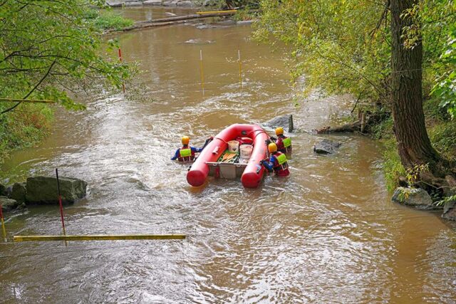 Schlauchboot mit Wasserrettern der Wasserwacht Bayreuth bei einer Übung im Roten Main.