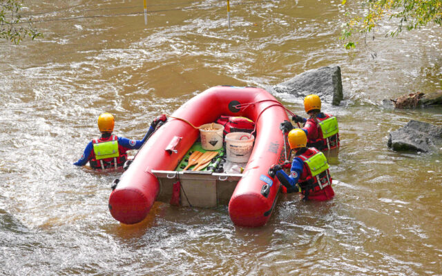 Schlauchboot mit Wasserrettern der Wasserwacht Bayreuth bei einer Übung im Roten Main.