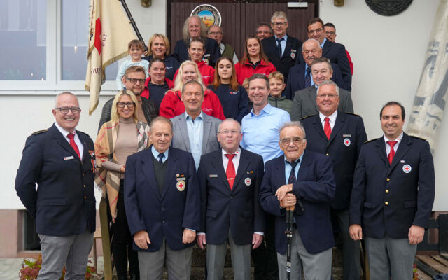 Im Bild: Mitglieder der BRK-Bereitschaft Warmensteinach, sowie Honoratoren und Gäste.