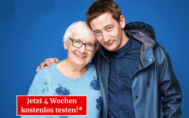 Werbebild zeigt ältere Dame und Angehörigen vor blauem Hintergrund.