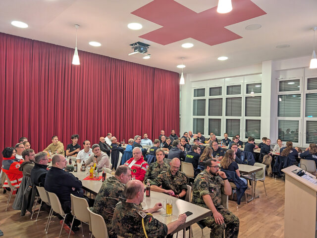 Über 60 Teilnehmden trafen sich beim Treffen des Freundeskreis Katastrophenschutz Bayreuth beim BRK im Bayreuth. Bild zeigt den Festsaal des BRK Bayreuth mit Teilnehmenden.