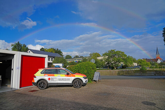 Helfer-Vor-Ort (HvO)-Fahrzeug der BRK-Bereitschaft Mistelgau vor der neuen Doppelgarage am BRK-haus in Mistelgau.