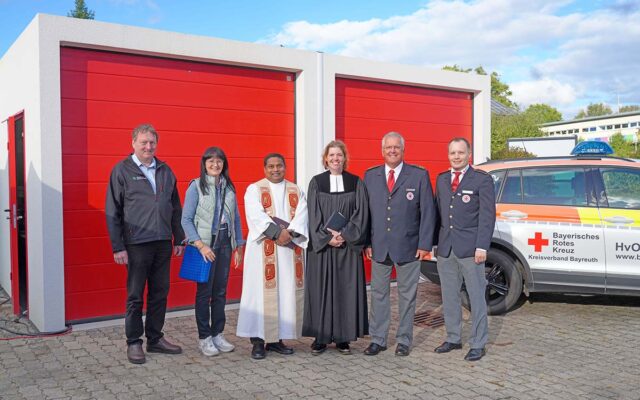 Tag der offenen Tür und Weihe der neuen Doppelgarage am letzten Wochenende in Mistelgau (vl.v.r.): BM Karl Lappe, BMin Sybille Pichl, Thomas Karukayil von der katholischen und Mareike Krämer von der evang. Kirche, Kreisbereitschaftsleiter Bernd Neukam und Bereitschaftsleiter Benjamin Lindner