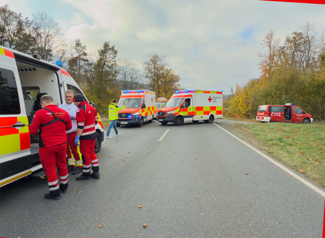 Einsatzkräfte am Einsatzort auf der B22. Zu sehen sind Rettungswagen des bayerishen Roten Kreuzes, Einsatzfahrzeuge der Feuerwehr sowie Einsatzkräfte von BRK, einem privaten Rettungsdienstleister und der DRF-Luftrettung.