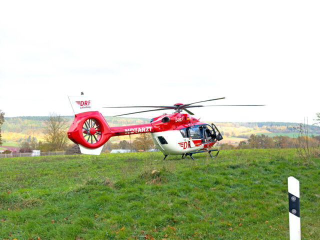 Rettungshubschrauber Christoph 80 der DRF-Luftrettung auf einer Wiese nahe der B22.