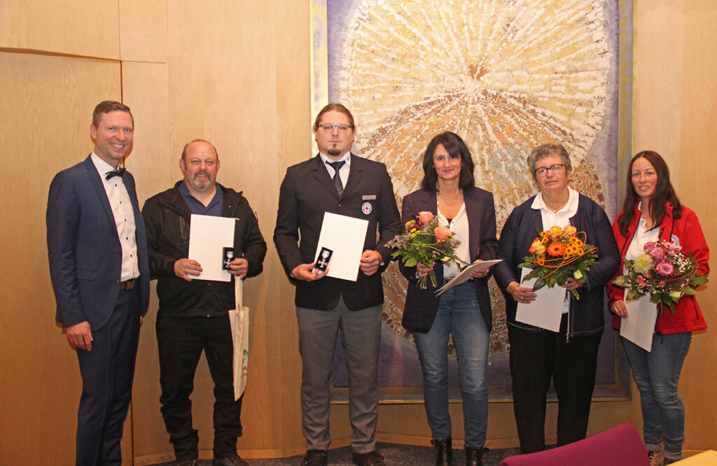 Die mit dem silbernen Ehrenzeichen am Bande für 25 Jahre ehrenamtliche Tätigkeit Ausgezeichneten (v.l.n.r.): Reiner Kastl (Bereitschaften), Martin Laaser (Wasserwacht), Anja Teufel (Wasserwacht), Marlies Voit (Bereitschaften) und Kerstin Hevesi (Wasserwacht). Mit im Bild Landrat Florian Wiedemann (Landkreis Bayreuth).