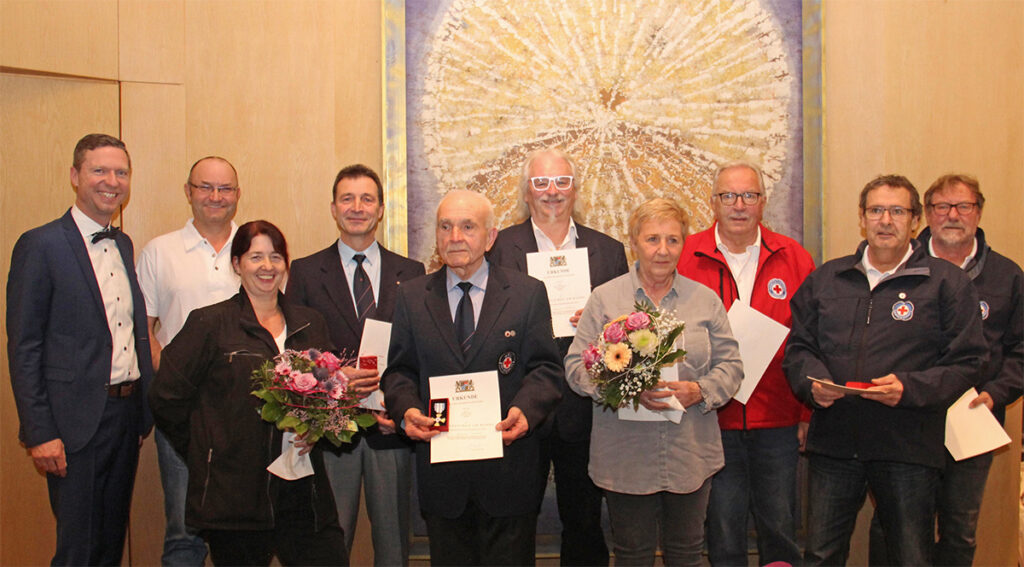 Die mit dem goldenen Ehrenzeichen am Bande für 40 Jahre ehrenamtliche Tätigkeit Ausgezeichneten (v.l.n.r.): Armin Kagerer (Jugendrotkreuz), Alexandra Küfner(Jugendrotkreuz), Ulrich Pscherer (Bereitschaften), Otmar Czech (Wasserwacht), Thomas Hirschmann (Wasserwacht), Anneliese Unglaub (Wasserwacht), Wolfgang Krauß (Wasserwacht), Alfons Richter (Wasserwacht) und Bruno Keller (Wasserwacht). Mit im Bild Landrat Florian Wiedemann (Landkreis Bayreuth).