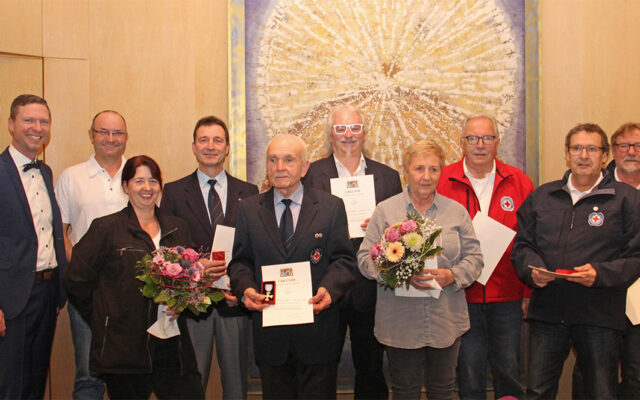 Die mit dem goldenen Ehrenzeichen am Bande für 40 Jahre ehrenamtliche Tätigkeit Ausgezeichneten (v.l.n.r.): Armin Kagerer (Jugendrotkreuz), Alexandra Küfner(Jugendrotkreuz), Ulrich Pscherer (Bereitschaften), Otmar Czech (Wasserwacht), Thomas Hirschmann (Wasserwacht), Anneliese Unglaub (Wasserwacht), Wolfgang Krauß (Wasserwacht), Alfons Richter (Wasserwacht) und Bruno Keller (Wasserwacht). Mit im Bild Landrat Florian Wiedemann (Landkreis Bayreuth).