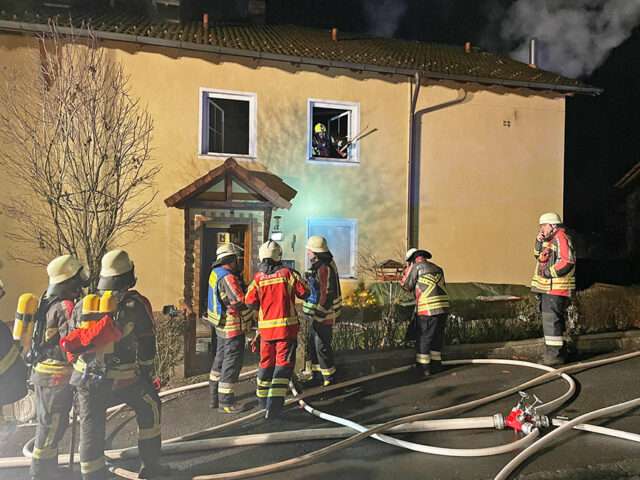 Einsatzkräfte der Feuerwehren am Einsatz.