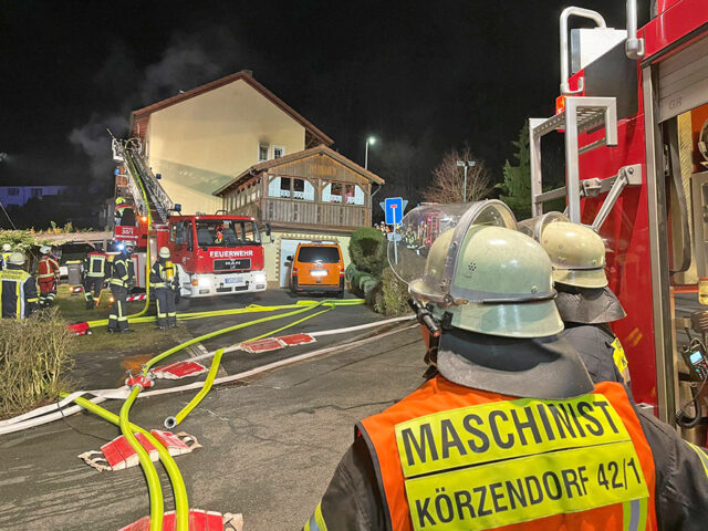 Einsatzkräfte der Feuerwehren am Einsatz.