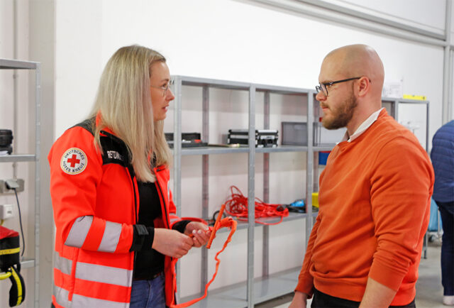 Peter Maj besichtigt mit Notfallsanitäterin Lisa Prechtl einen Rettungswagen in der BRK-Rettungsdienst-Hauptwache Bayreuth.