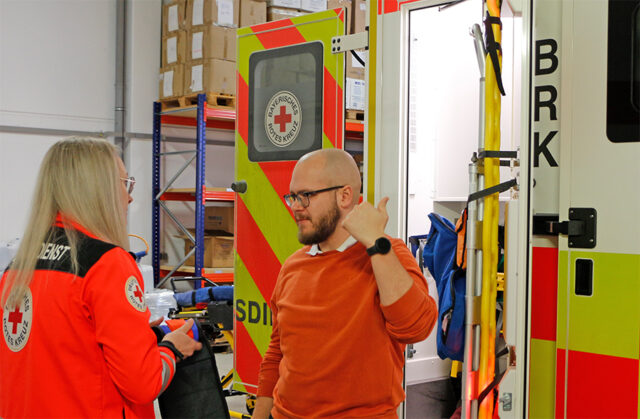 Peter Maj besichtigt mit Notfallsanitäterin Lisa Prechtl einen Rettungswagen in der BRK-Rettungsdienst-Hauptwache Bayreuth.