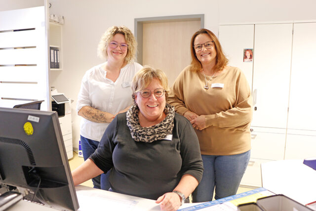 Katja Gutmann (r.) und Daniela Geißler (l.) mit Einrichtungsleiterin Elke Lindner (m.) im Verwaltungsbüro des BRK-Atlstadtparks.