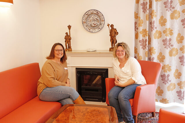 Katja Gutmann (r.) und Daniela Geißler (l.) im Kaminzimmer des BRK-Altstadtparks.