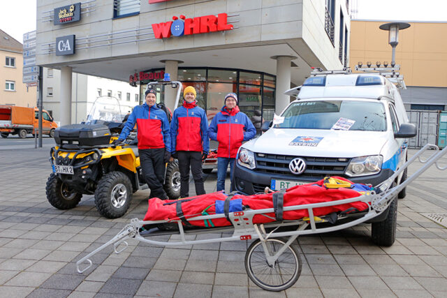 Mtiglieder der Bergwacht Bayreuth bei der Fahrzeugschau zum Tag des Ehrenamtes 2024 am Rotmain-Center Bayreuth.