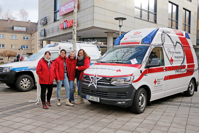 Das Team mit Alexandra Küfner und Anja Baumann des BRK-Herzenswunsch Hospizmobils Bayreuth bei der Fahrzeugschau am Rotmain-Center Bayreuth.