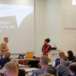 Markus Ruckdeschel (KGF BRK Bayreuth) bei der Begrüßung der Teilnehmenden am Workshop der Antidiskriminierungsberatung "Füreinander in Oberfranken" (FiO), vor Präsentation mit dem Titel "Workshop gegen Diskriminierung am Arbeitsplatz".