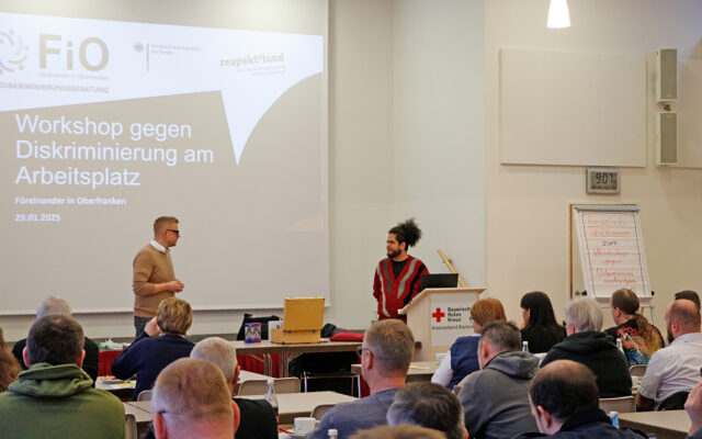 Markus Ruckdeschel (KGF BRK Bayreuth) bei der Begrüßung der Teilnehmenden am Workshop der Antidiskriminierungsberatung "Füreinander in Oberfranken" (FiO), vor Präsentation mit dem Titel "Workshop gegen Diskriminierung am Arbeitsplatz".