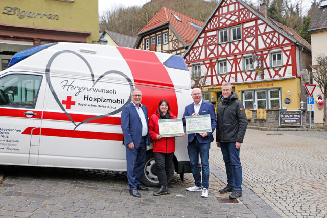 Kabarettist Martin Rassau (vom Comedy-Duo Waldtraud und Mariechen) spendet gemeinsam mit Unterstützern 14.000 Euro an das BRK-Herzenswunsch-Hospizmobil Bayreuth, das schwerkranken Menschen letzte Wünsche erfüllt. Als Dank wurde er zum Ehrenpaten des Projekts ernannt. Im Bild (v.l.n.r.): Jürgen Zinnert (BGM Bad Berneck), Alexandra Küfner (Leiterin BRK-Herzenswunsch-Hospizmobil Bayreuth), Martin Rassau und Michael Schreier (BGM Bischofsgrün). Foto: Tobias Schif / BRK-Bayreuth.