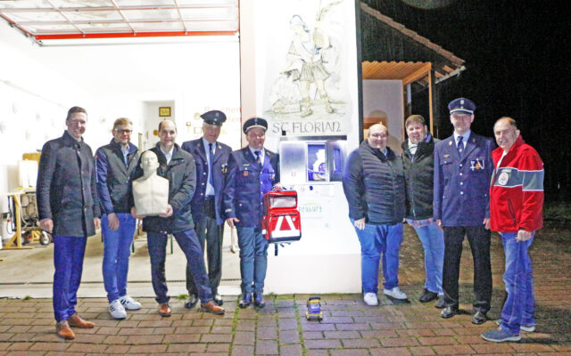 Zu sehen ist die neue Notfallstation mit Defibrillator am Feuerwehrhaus in Freienfels. Im Bild (v.l.n.r.): Florian Wiedemann (Landrat Lkr. Bayreuth), Hartmut Stern (Bürgermeister Stadt Hollfeld), Peter Rehe (Feuerwehrausschuss Feuerwehr Freienfels), Edgar Geißler (Vorstand Feuerwehr Freienfels), Jörg Witek (Feuerwehrausschuss), Thorsten Ross (Stadtrat Stadt Hollfeld), Jochen Reh (1. Kommandant Feuerwehr Freienfels).