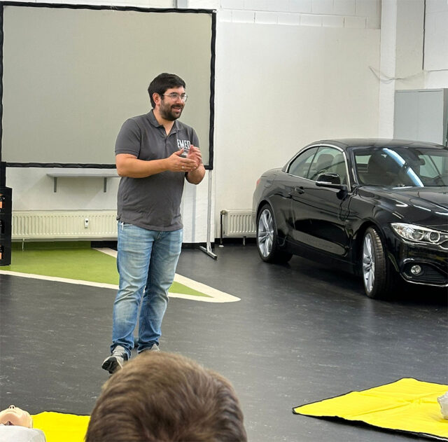 Das Bild zeigt Philipp Maisel im Rettcampus der BRK-Schulen Bayreuth.